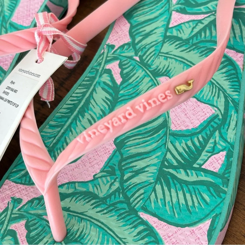 NEW Vineyard Vines Tropical Pink and Green Hibiscu Leaf Printed Flip Flop Size 9